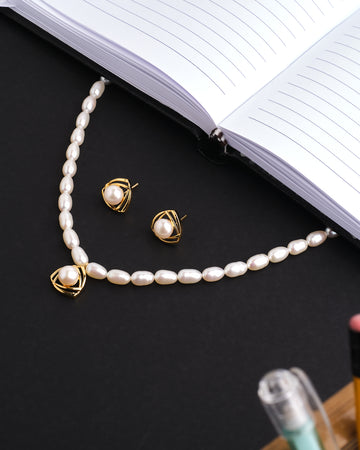 The Snow Globe Pearl Necklace Set