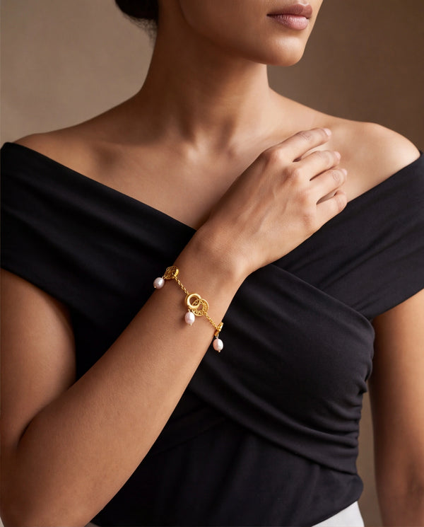 Gold-Plated Interlocking Circle & Pearl Charm Bracelet