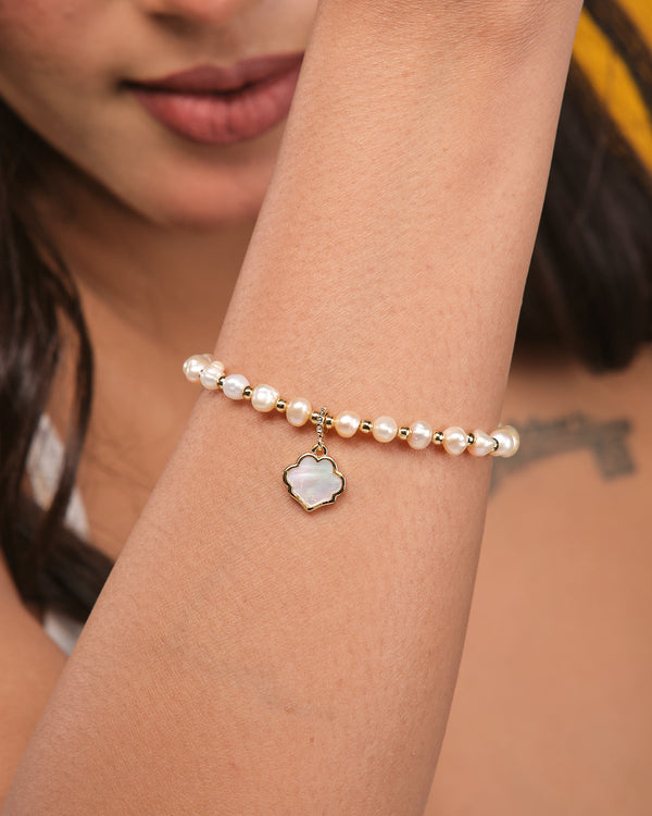 Classic Elegance – A timeless mother-of-pearl bracelet that adds soft shimmer to any style.