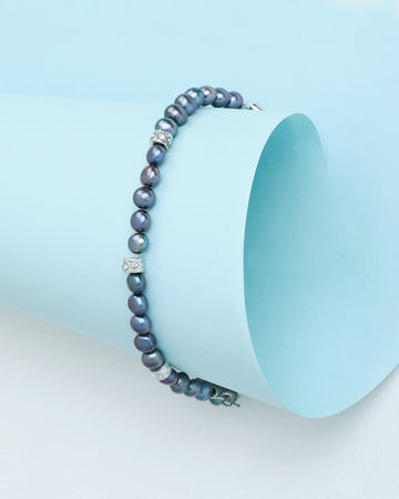 Lustrous pearls, effortlessly chic