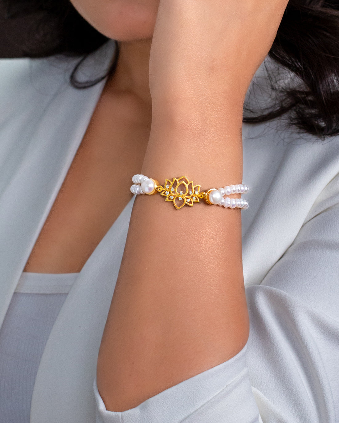 Elegant White Pearl Bracelet with Gold-Tone Floral Motif