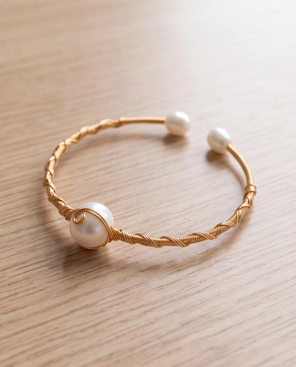 Solitaire Pearl Spiral Wire Collar Bangle