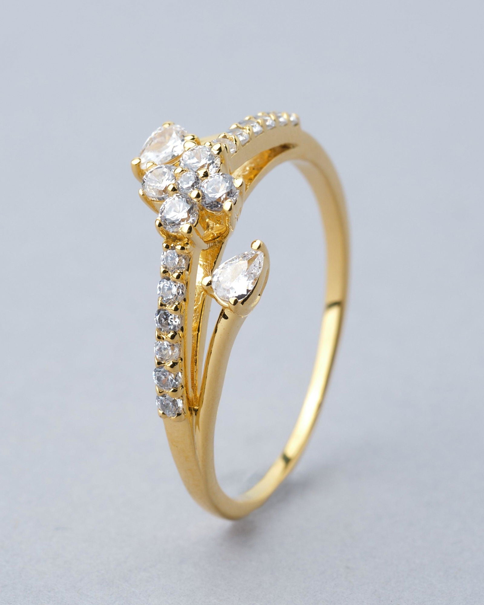 Flowery 18Kt Gold & Diamond Ring - Chandrani Pearls