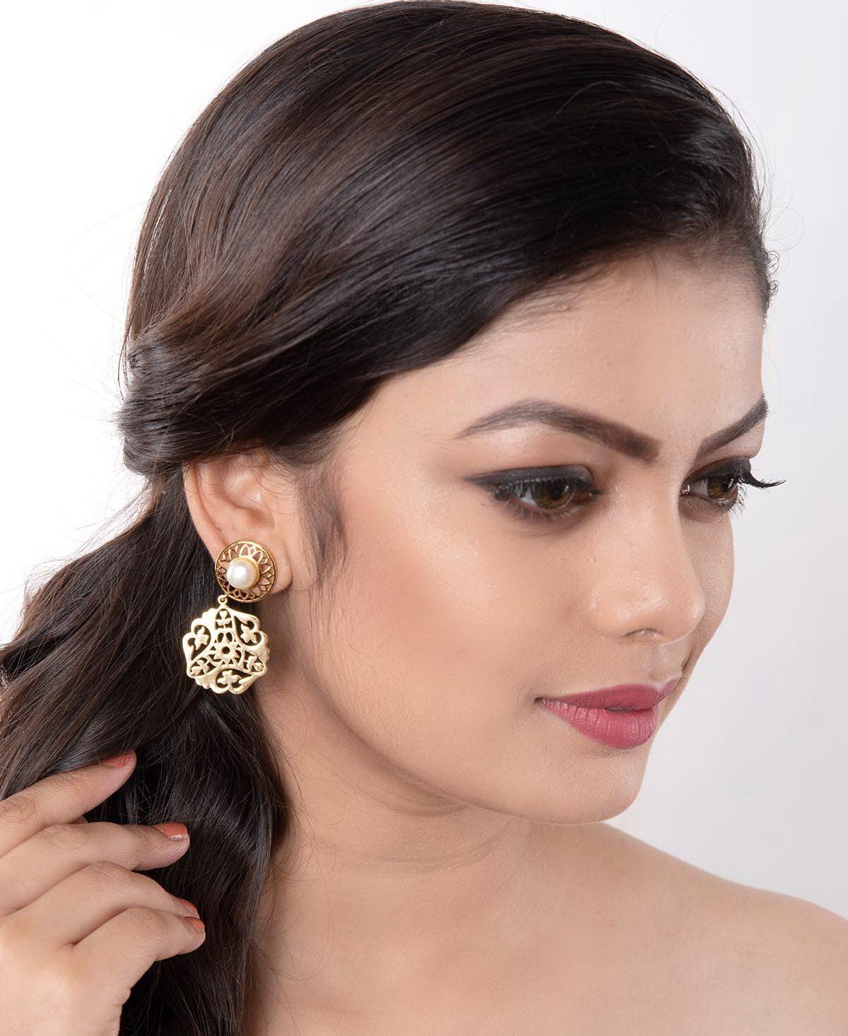 Graceful Silver hanging Earring - Chandrani Pearls