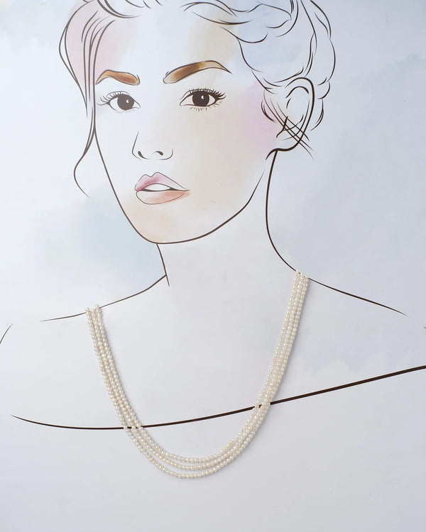 A Glistening White Peony Pearl Necklace