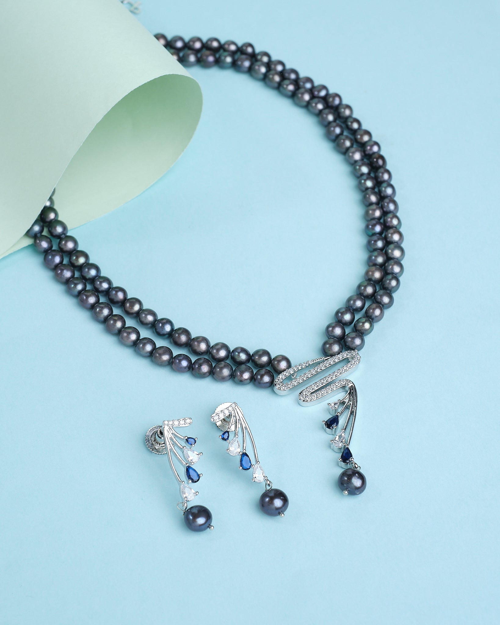 A radiant blend of pearls and shimmer