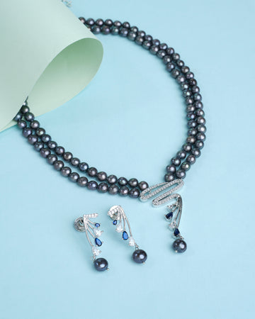 A radiant blend of pearls and shimmer