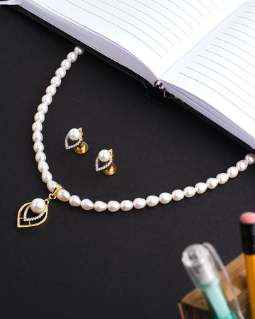 Hues of Ringlets Pearl Necklace Set