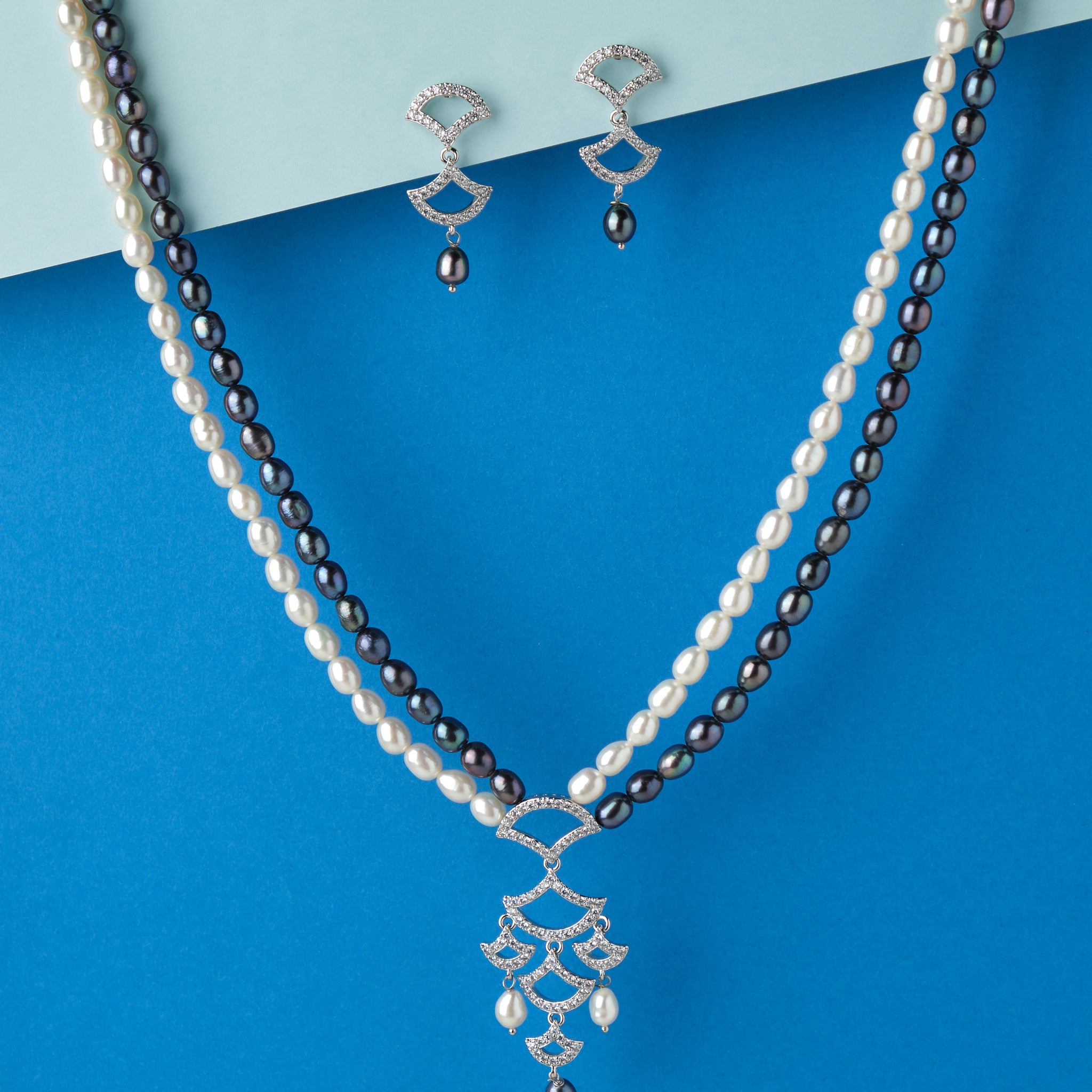 An Elegant Flow Pearl Necklace Set