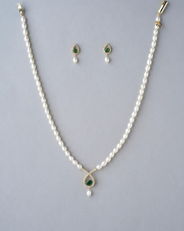 Simplicity Pearl Necklace Set