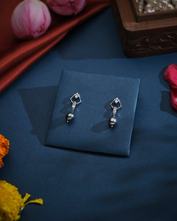 The Citran Pearl Drop Earrings