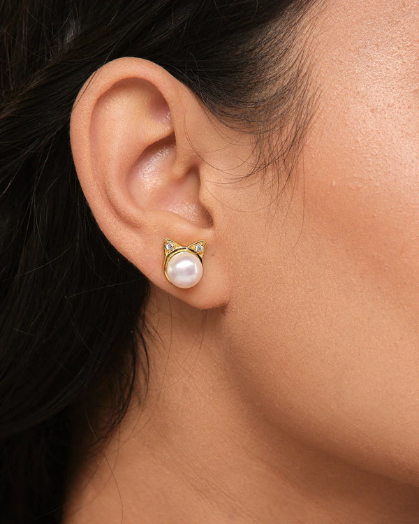These stud earrings feature a flawless pearl