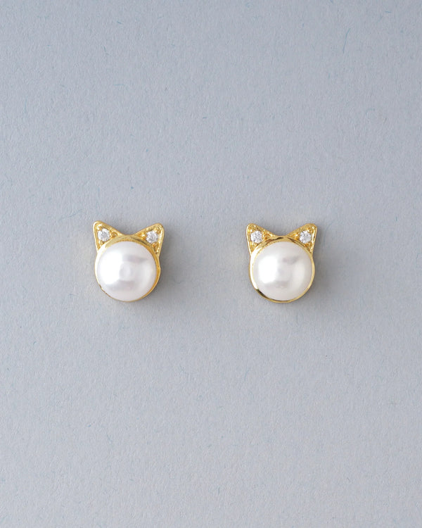 These stud earrings feature a flawless pearl