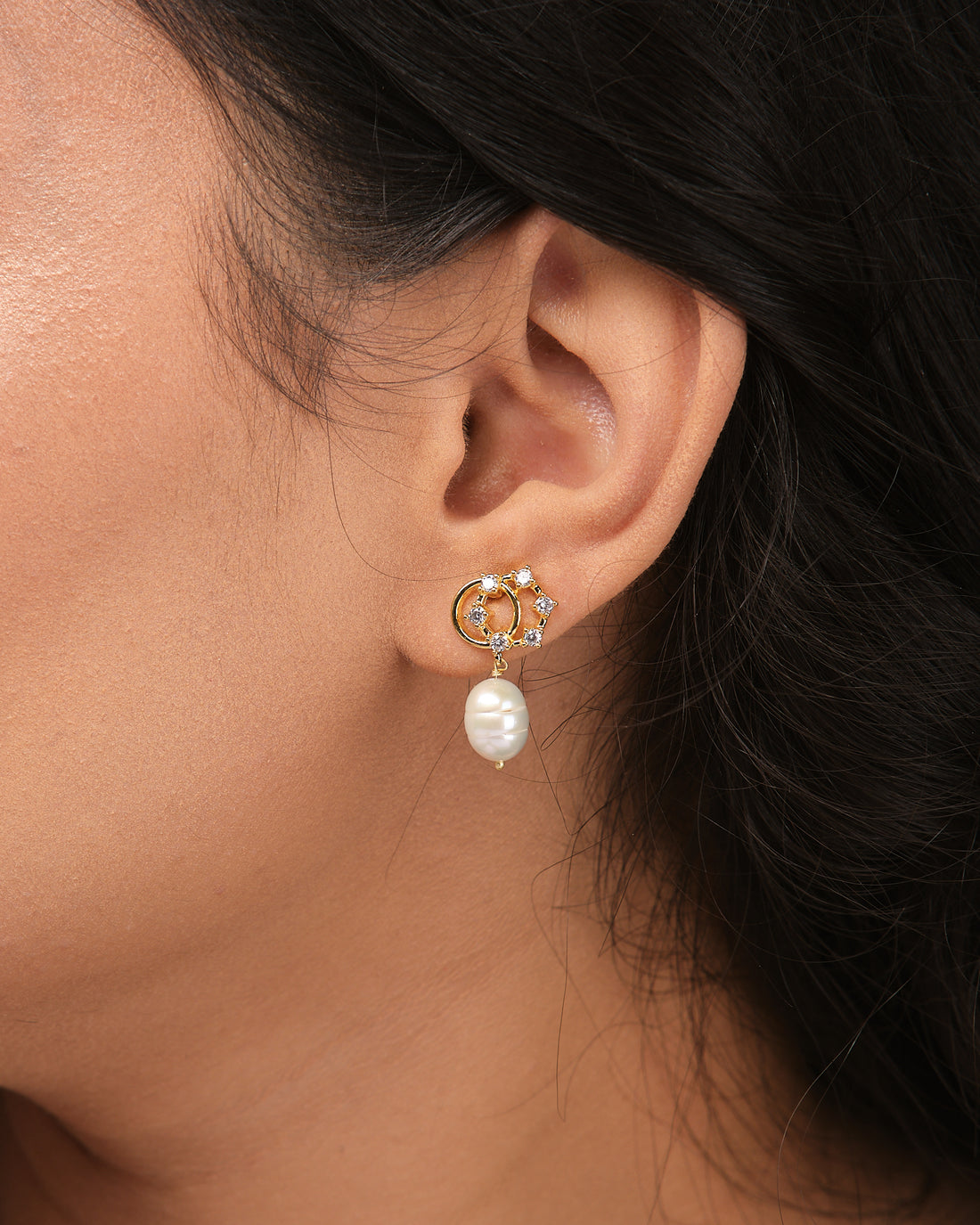 A radiant CZ halo surrounds a single pearl centerpiece.