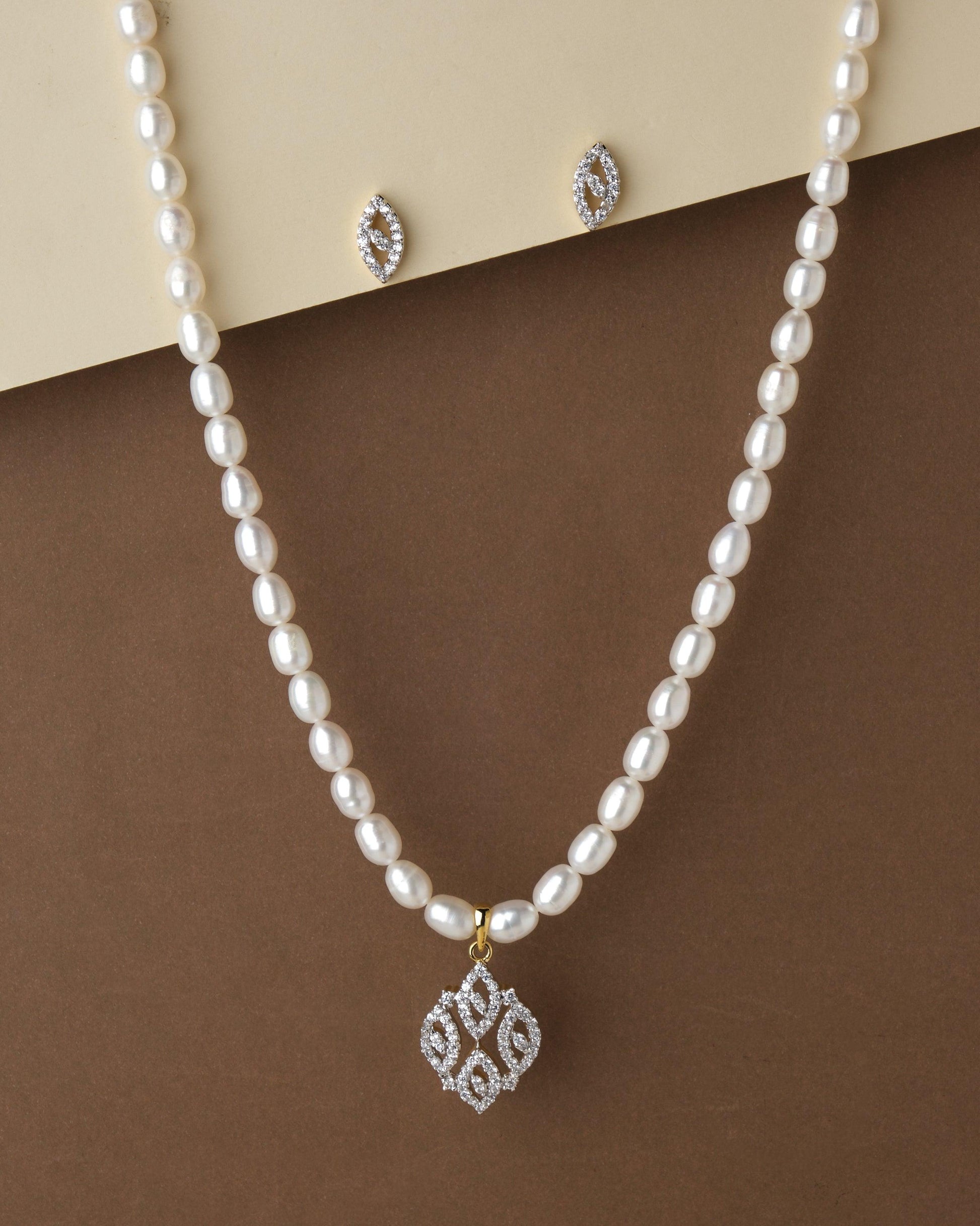 https://chandranipearls.in/cdn/shop/files/pretty-pearl-necklace-set-chandrani-pearls-1-23531842732099.jpg?v=1695121076&width=1946